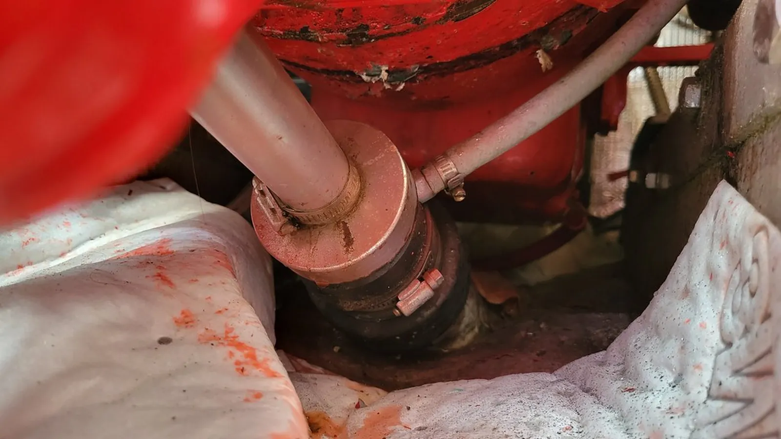 Centrifugal pump seal chamber with flush piping during inspection