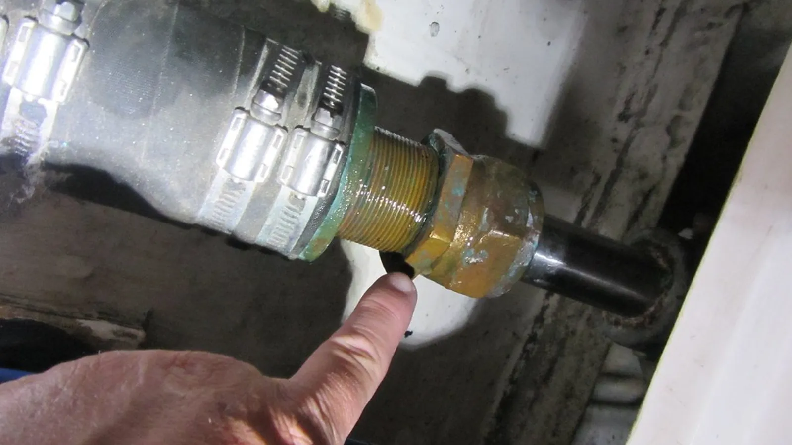 Packing gland assembly with springs inspected by hand