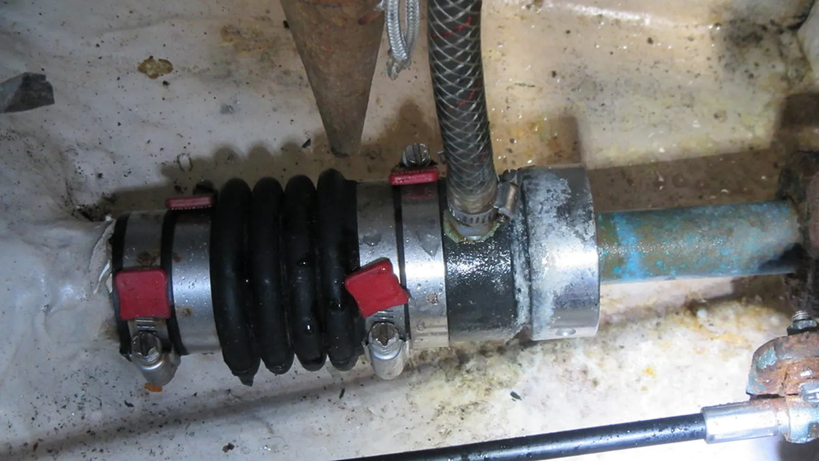 Elastomer bellows seal sleeve fitted on a metal shaft
