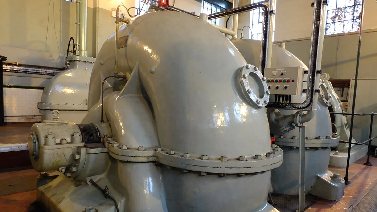 Horizontal split-case centrifugal pump in a machine hall