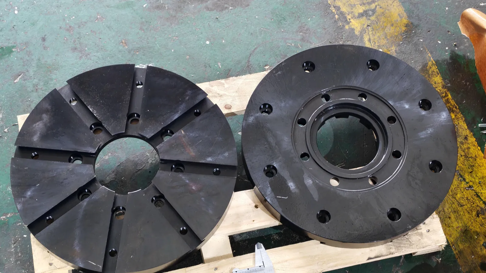 Seal rings and drive components laid out on a pallet