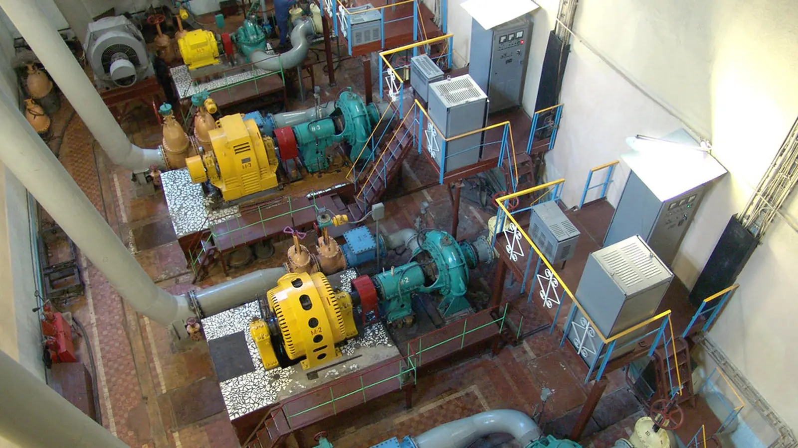 Overhead view of motor-pump sets in different sizes and colours