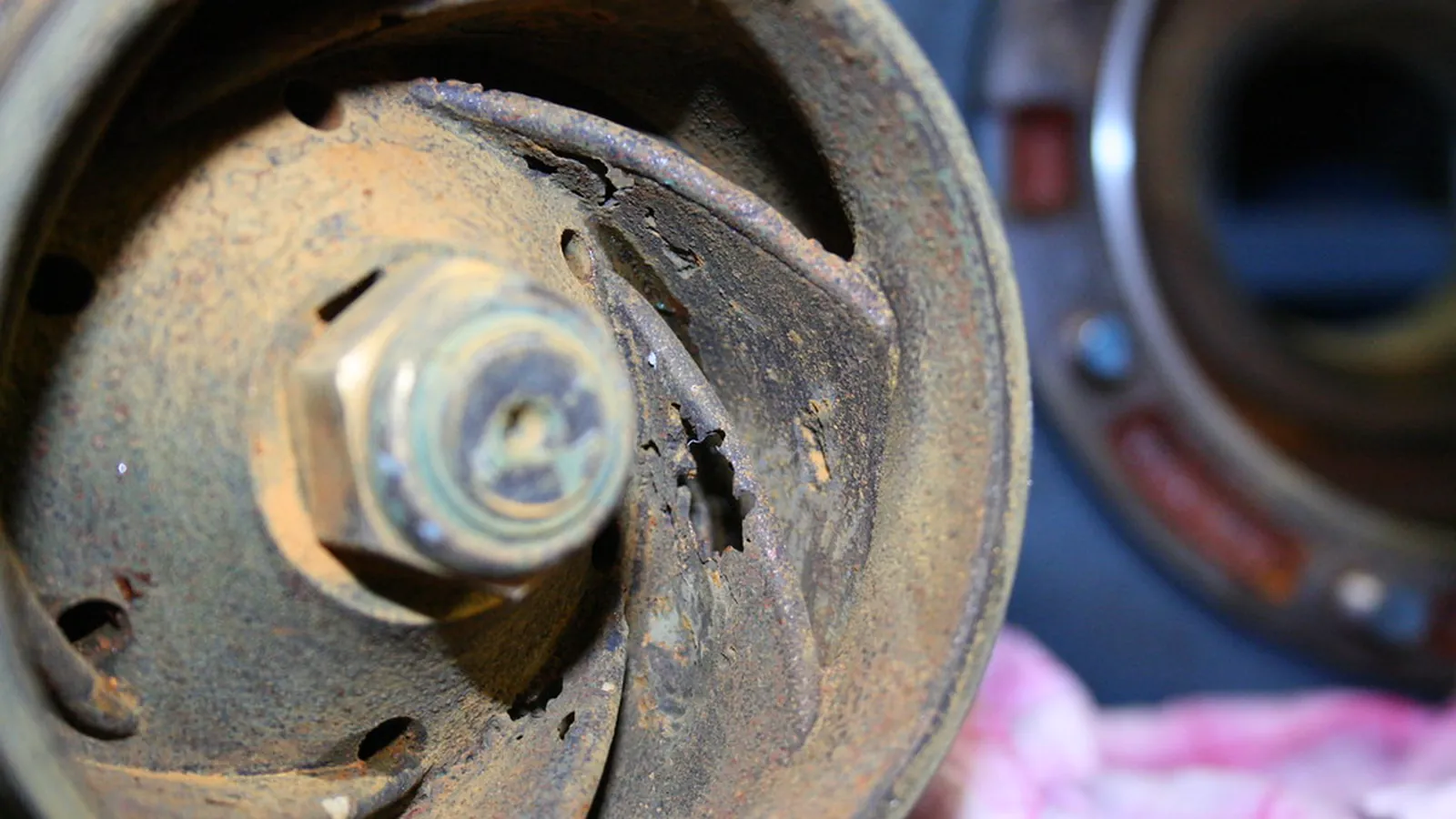 Closed impeller inside a worn pump casing